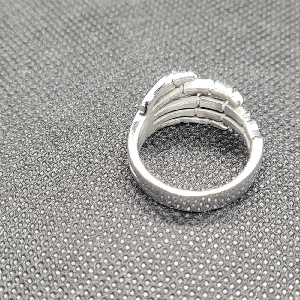 Skeleton hand ring - Picture 2 of 2